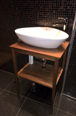 Nätt badrumskommod i oljat ädelträ